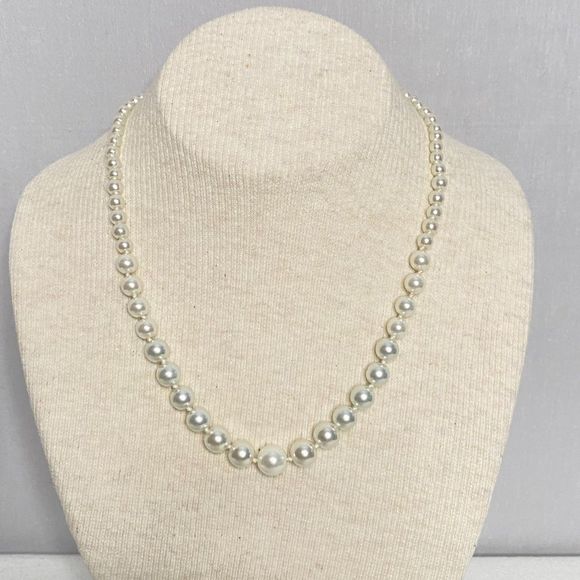 Revlon Princess Necklace Classic Graduated Faux Pearl - Picture 1 of 7